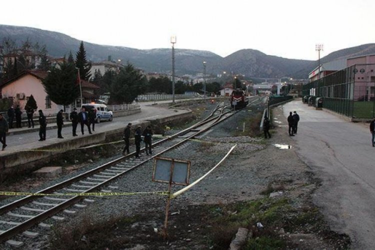 Antrenmana giden 15 yaşındaki futbolcuya tren &ccedil;arptı