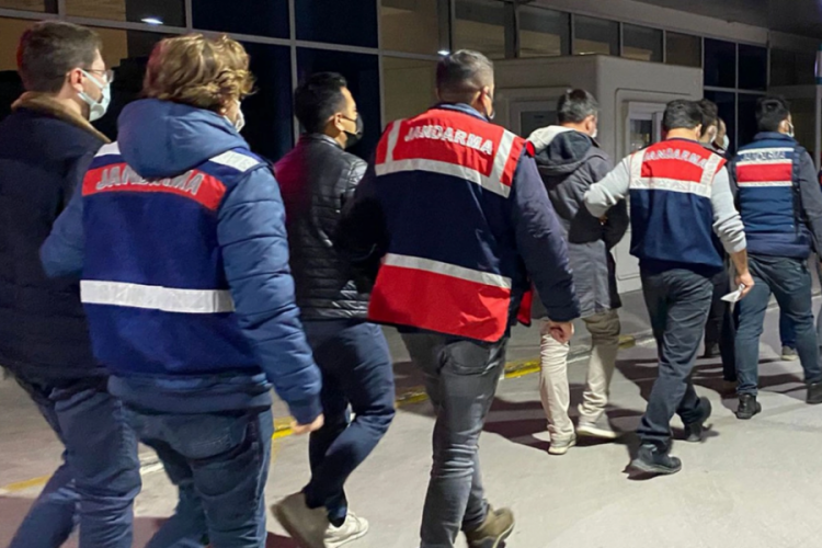 FET&Ouml; operasyonunda yakalanan 148 kişinin 60'ı tutuklandı