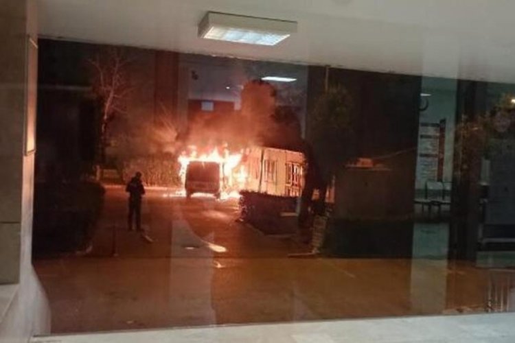 Polis aracı yandı! Alevler hastane arşiv binasına sı&ccedil;radı