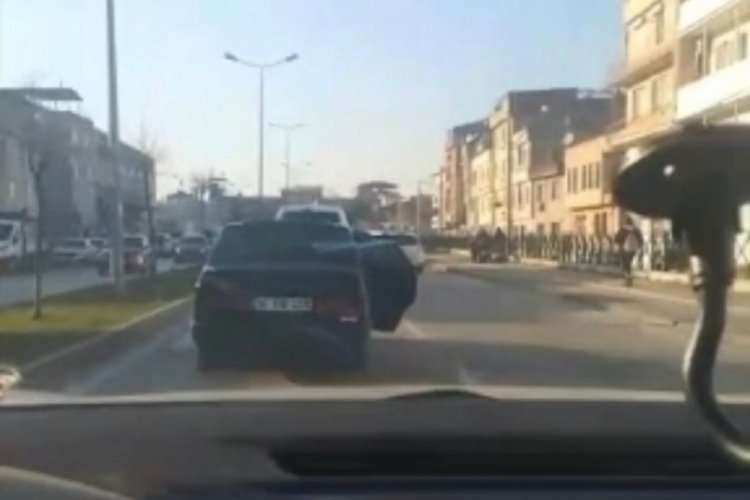 Bursa'da trafikte bantlı şekilde kapısı a&ccedil;ık otomobil şaşırttı