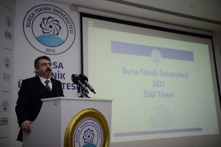 Bursa'da gen&ccedil; mucitlerden Başkan Yılmaz'a &ouml;d&uuml;l