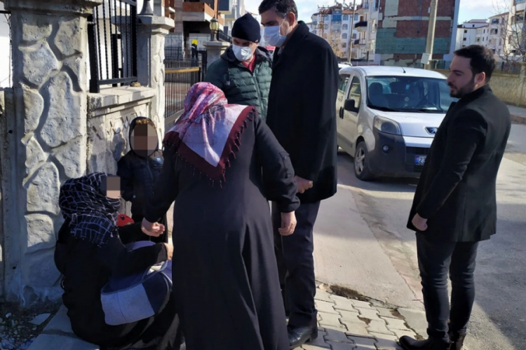 Yakalanan dilenciye vatandaş hala para vermeye &ccedil;alıştı