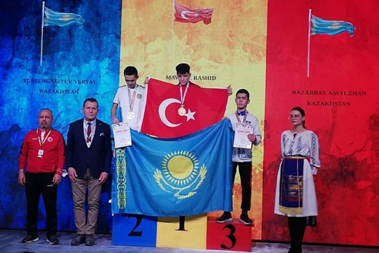 Bursa'dan d&uuml;nya şampiyonu! Bacaklarındaki engelini bilekleriyle aştı