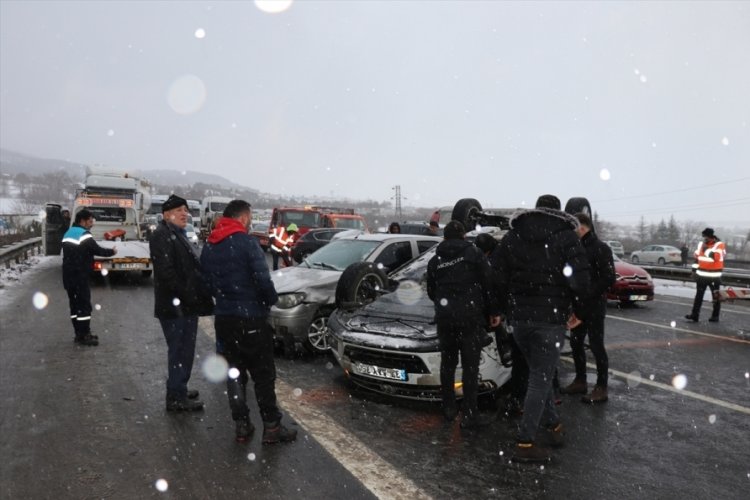 Bolu TEM'de 12 aracın &ccedil;arpıştığı zincirleme kaza
