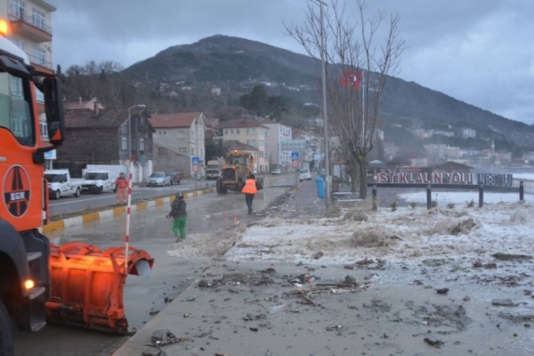 Karadeniz'de 6 metreye ulaşan dalgalar Kastamonu sahilinde hasar oluşturdu