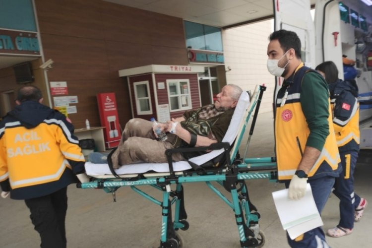 Bursa'da tadilat yaparken merdivenlerden d&uuml;şen yaşlı adam yaralandı