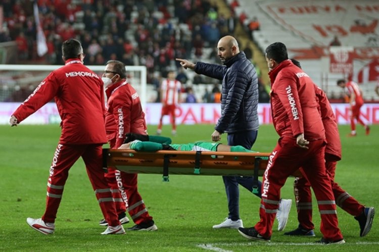 Fenerbah&ccedil;e'de Berke &Ouml;zer sakatlandı!