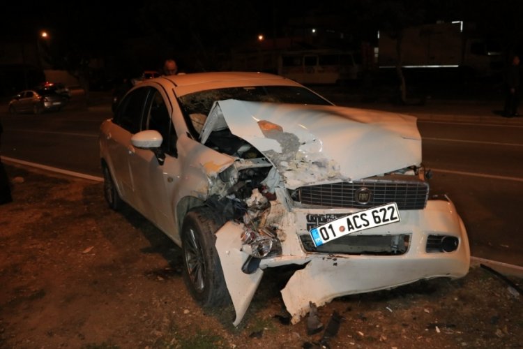 Otomobil ref&uuml;jdeki ağaca &ccedil;arptı: 3 yaralı