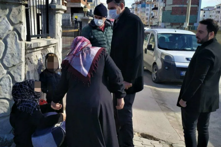 Zabıta dilenciyi yakaladı, vatandaş hala para vermeye &ccedil;alıştı