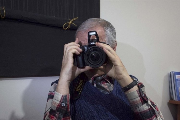 Kırıkkale'de g&ouml;rme engelli gazeteci Moray, hem haber yazıyor hem de fotoğraf &ccedil;ekiyor