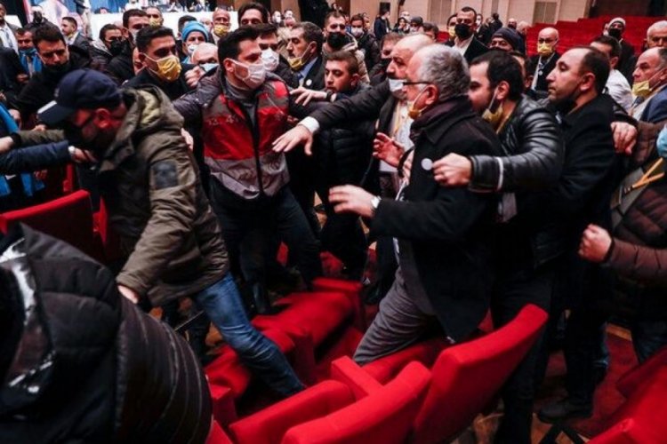 İstanbul'da taksiciler kongrede birbirine girdi