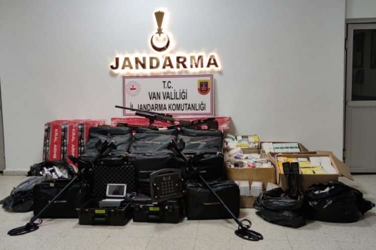 Van'da silah ve ila&ccedil;lar ele ge&ccedil;irildi: 3 kişiye g&ouml;zaltı