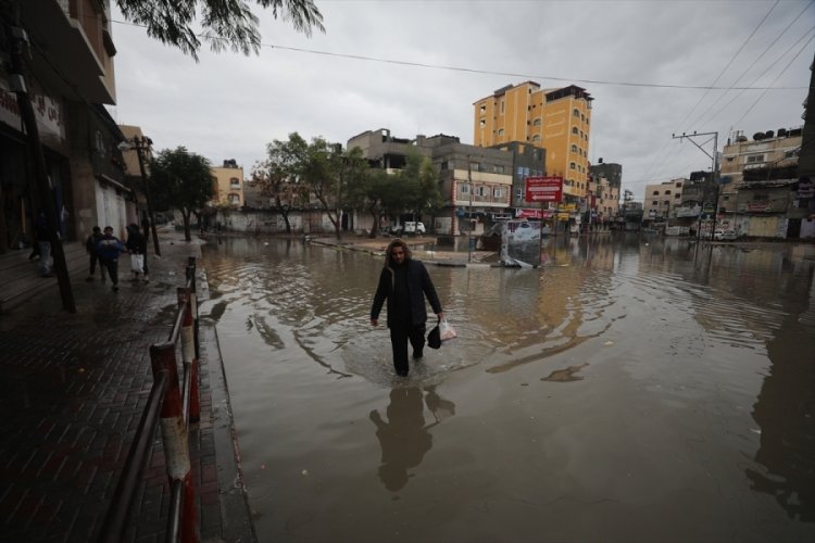 Gazze'de sel nedeniyle mahsur kalan 152 kişi kurtarıldı