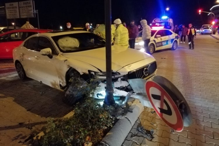 Muğla'da &ouml;nce saksıya, ardından park halindeki ara&ccedil;lara &ccedil;arptı