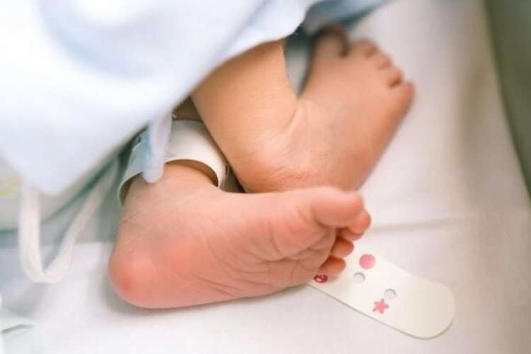 3 haftalık bebek Covid-19 nedeniyle &ouml;ld&uuml;