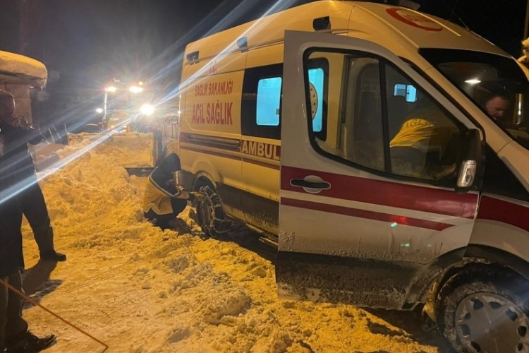Van'da hamile kadın, kar ve tipi nedeniyle 3 saatte hastaneye ulaştırılabildi