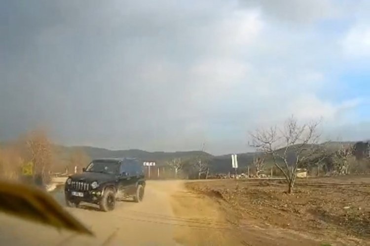 Bursa'da felakete ramak kaldı! Cipin otomobil ile &ccedil;arpışması...