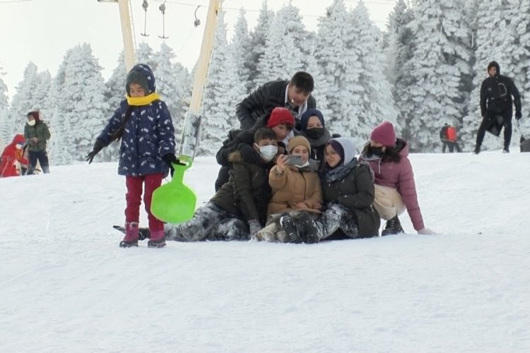 Bursa Uludağ'da kayak pistlerinde selfi, kızak, poşet tehlikesi