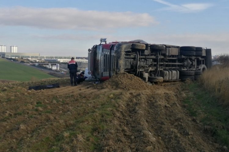 İstanbul Arnavutk&ouml;y'de devrilen TIR'ın s&uuml;r&uuml;c&uuml;s&uuml; &ouml;ld&uuml;