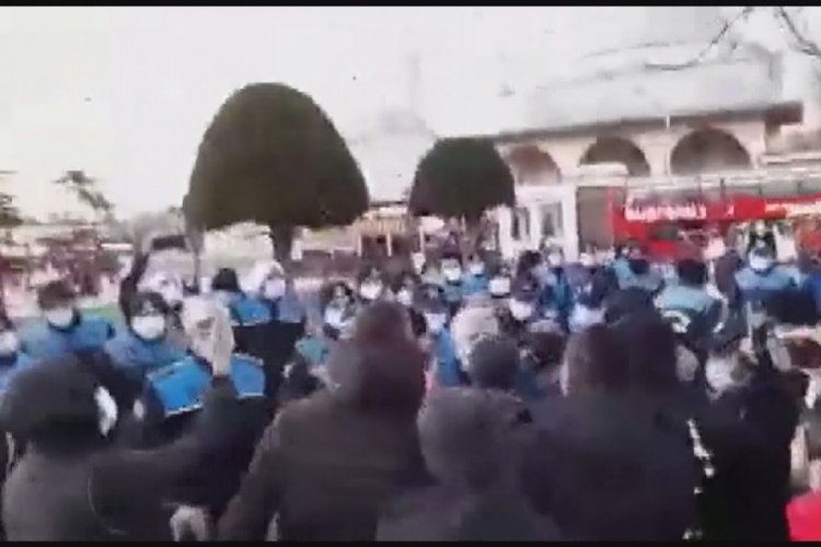 İstanbul Sultanahmet'te otob&uuml;s firması &ccedil;alışanlarıyla zabıtalar arasında gerginlik
