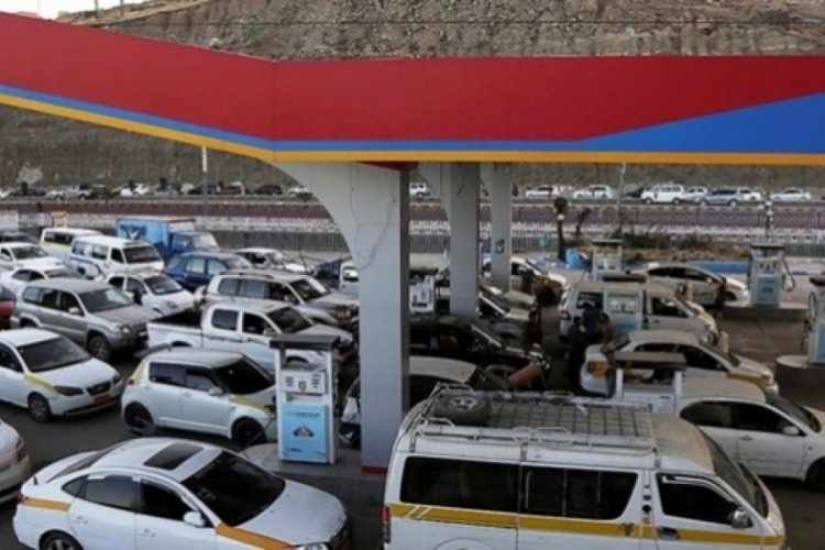 Aden'de petrol tankerleri yeniden y&uuml;klendi