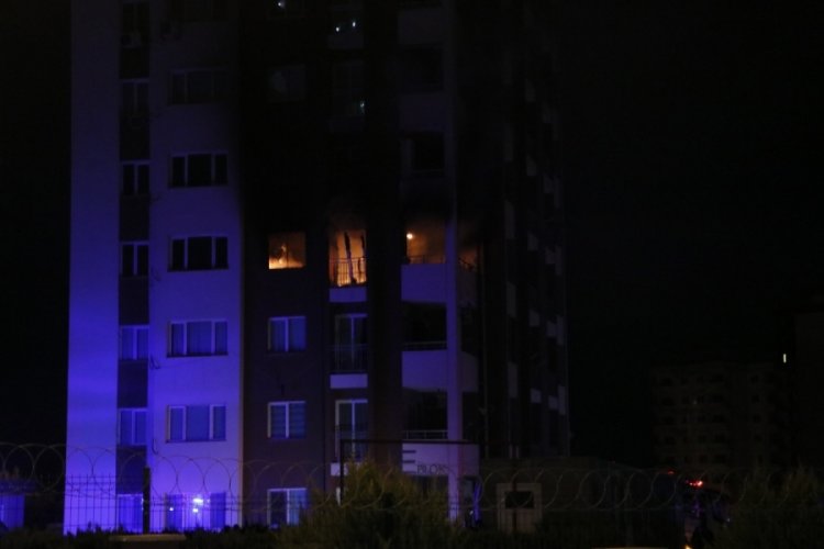 Gece yarısı korkutan yangın! Ev k&uuml;l oldu