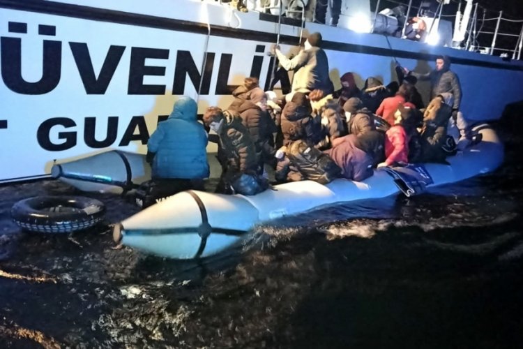 Muğla Marmaris'te geri itilen ka&ccedil;ak g&ouml;&ccedil;menler kurtarıldı