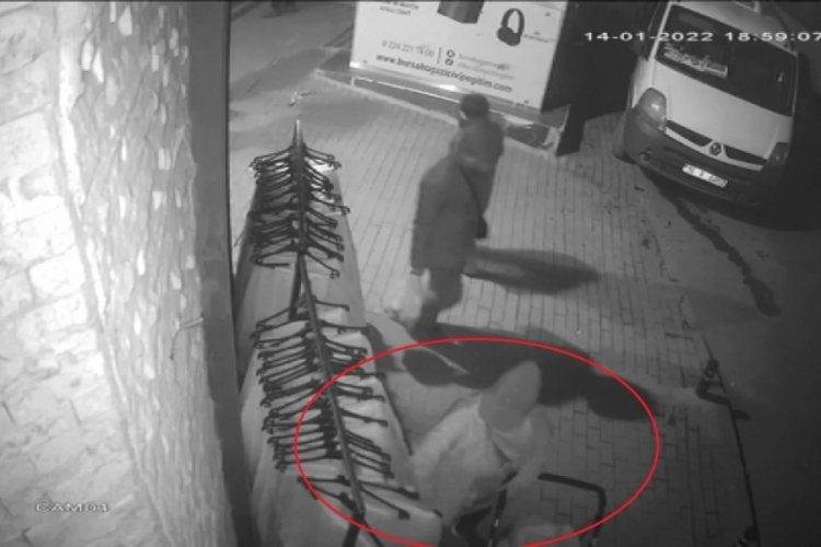 Bursa'da bebek arabalı hırsızlar, g&uuml;venlik kamerasında