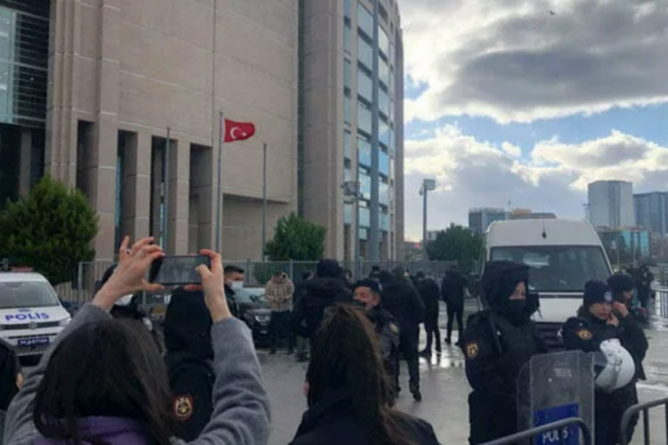 Adliye &ouml;n&uuml;nde polise bı&ccedil;aklı saldırı