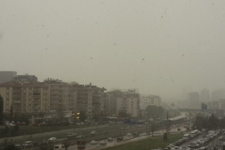 Bursa şehir merkezinde kar yağışı başladı