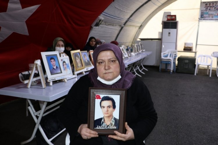 Diyarbakır'da evlat n&ouml;betindeki anne: D&ouml;n gel, ismin gibi bize zaferler yaşat