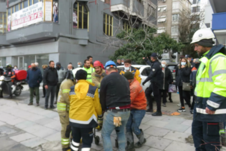 Kullandığı iş makinesi ile birlikte 25 metreden d&uuml;şt&uuml;