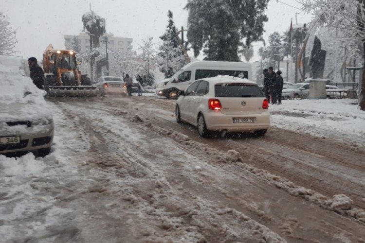 Gaziantep'te kar yağışı trafiği fel&ccedil; etti