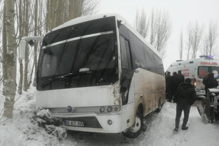 Sivas'ta okul servisi kar nedeniyle yoldan &ccedil;ıktı