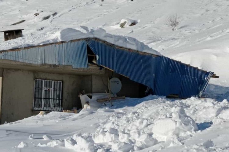 Evin &uuml;zerine &ccedil;ığ d&uuml;şt&uuml;, 5'i &ccedil;ocuk 7 kişi...