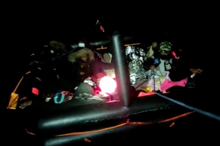 &Ccedil;anakkale a&ccedil;ıklarında 16 d&uuml;zensiz g&ouml;&ccedil;men kurtarıldı