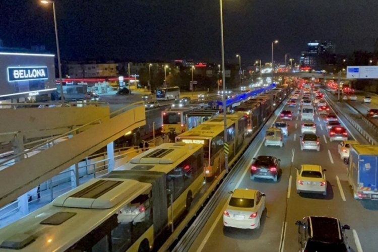 İstanbul'da arızalanan metrob&uuml;s yoğunluğa neden oldu