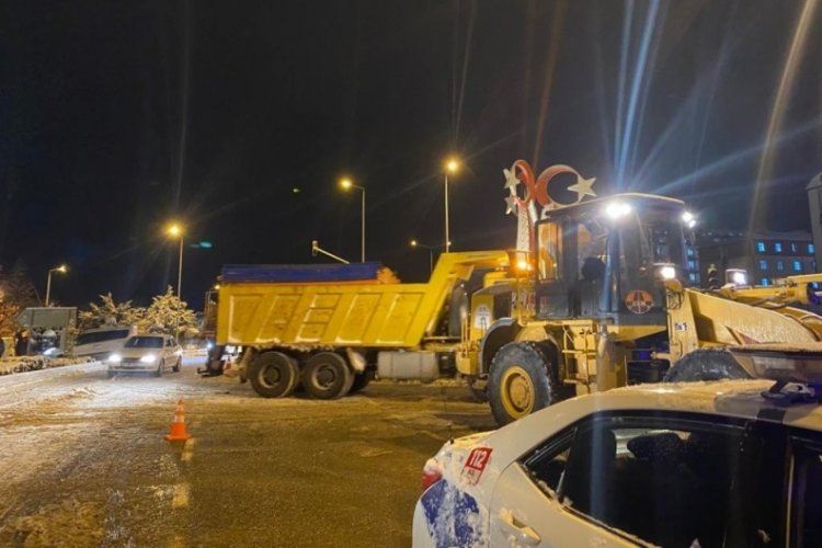 Kazada yola akan mazotu bidonlarla kurtarmaya &ccedil;alıştılar