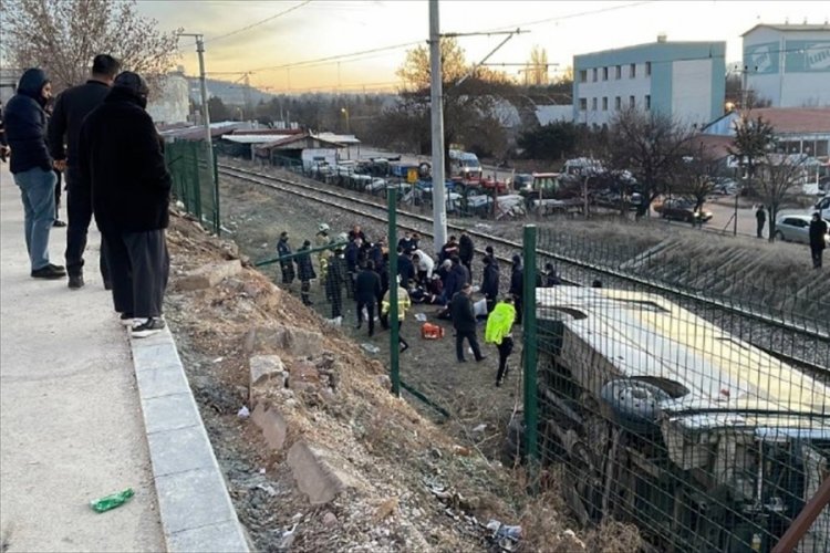 Kırıkkale'de iş&ccedil;i servisi devrildi! &Ccedil;ok sayıda yaralı var