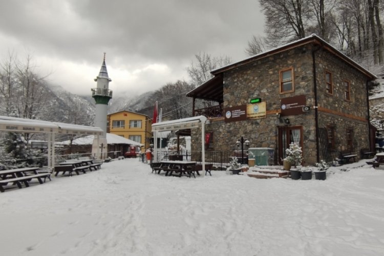 Bursa'nın o k&ouml;y&uuml;nde kahvaltılar kar &uuml;zerinde yapılıyor