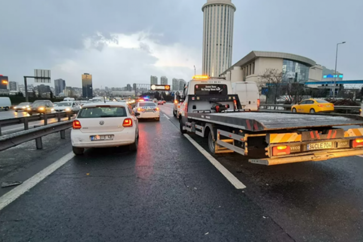 Yol verme tartışmasında taksinin altında can verdi