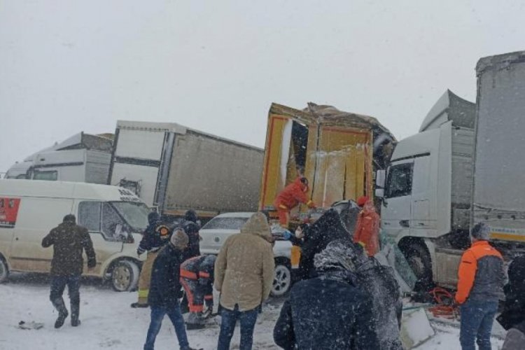 Mardin'de zincirleme kaza: 3 &ouml;l&uuml;, 10 yaralı