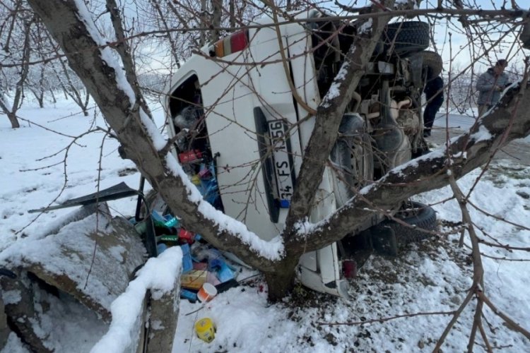 Bursa'da karda kayan ara&ccedil; şarampole yuvarlandı