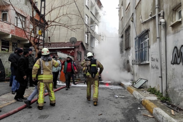 İstanbul Beyoğlu'nda yangın &ccedil;ıkan binadaki kadın birinci kattan atladı