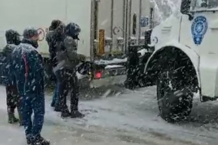 D&uuml;zce'de kayan TIR, TOMA ile m&uuml;dahaleyle kurtarıldı