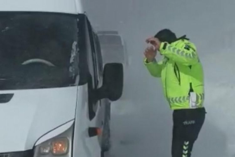 Van'da kar ve tipide &ouml;ğrenci servisini iten trafik polisinin zor anları
