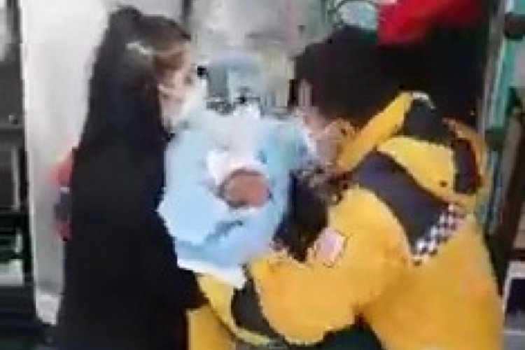 Yeni doğan bebek karda mahsur kaldı