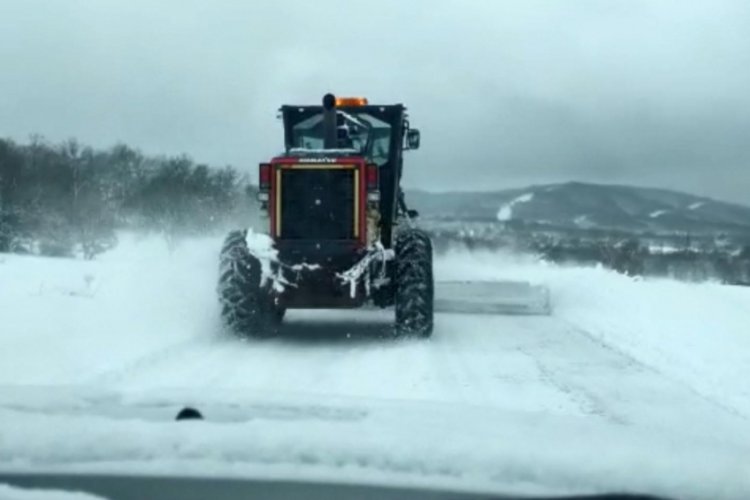 Bilecik'te k&ouml;y yolları kardan kapandı