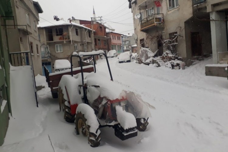 Bursa Orhaneli'de kar yağışı hayatı olumsuz etkiliyor