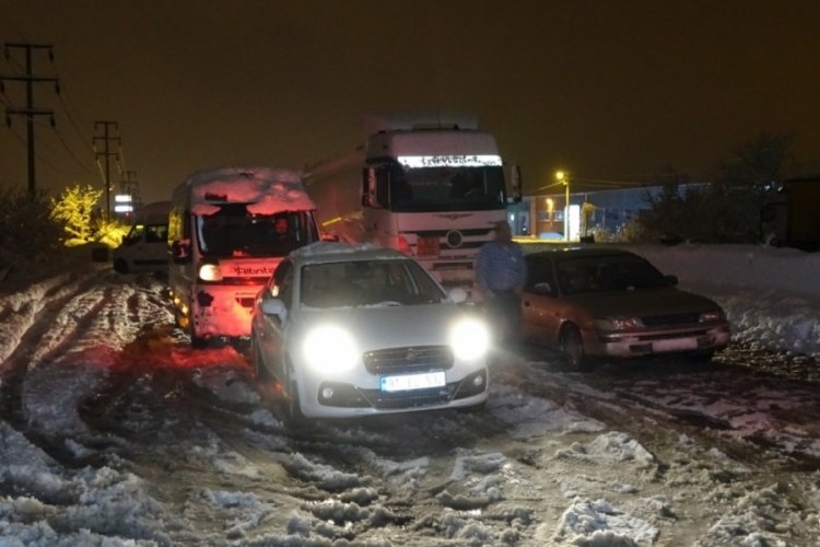 Yol a&ccedil;ılmayınca s&uuml;r&uuml;c&uuml;ler ara&ccedil;larını terk etti